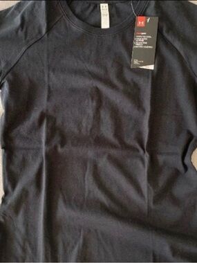 NWT Under Armour Womwn’s Navy Blue Athletic Tee with Tag